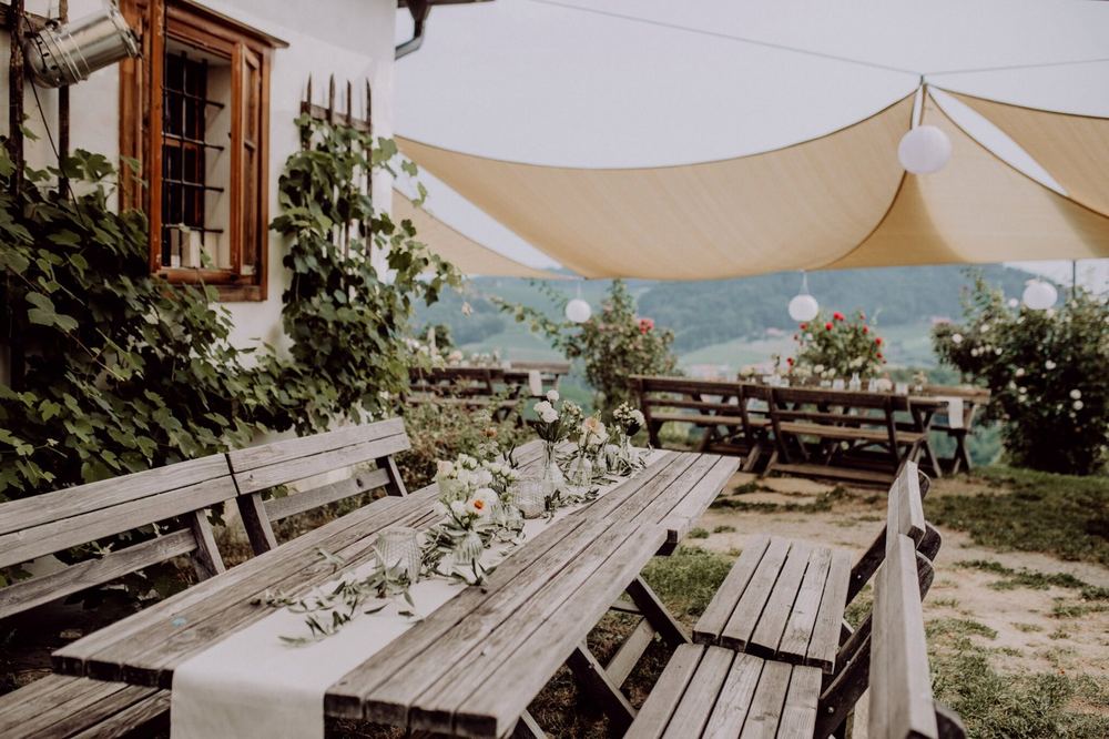 Festlich gedeckte Terrasse im Weingut Kögel